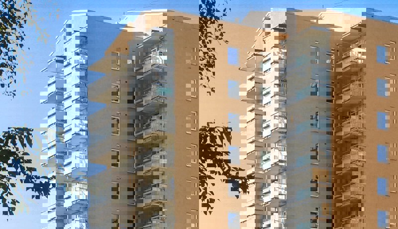 Stort boligbygg med innglasserte terrasser