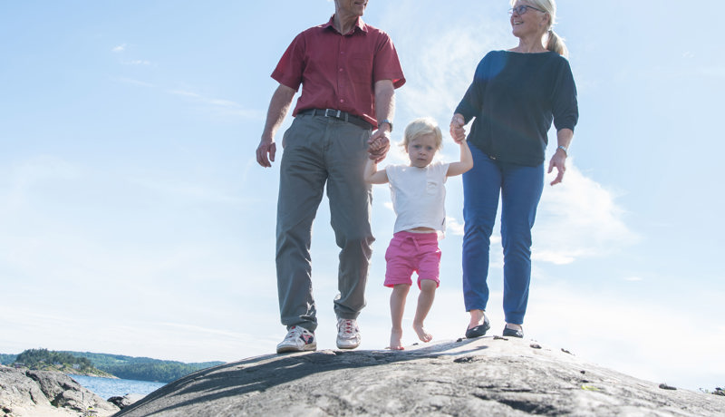 Besteforeldre holder hånden til liten jente