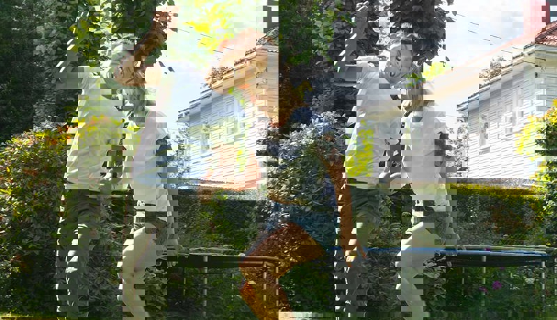 En mor og sønn leker i hagen