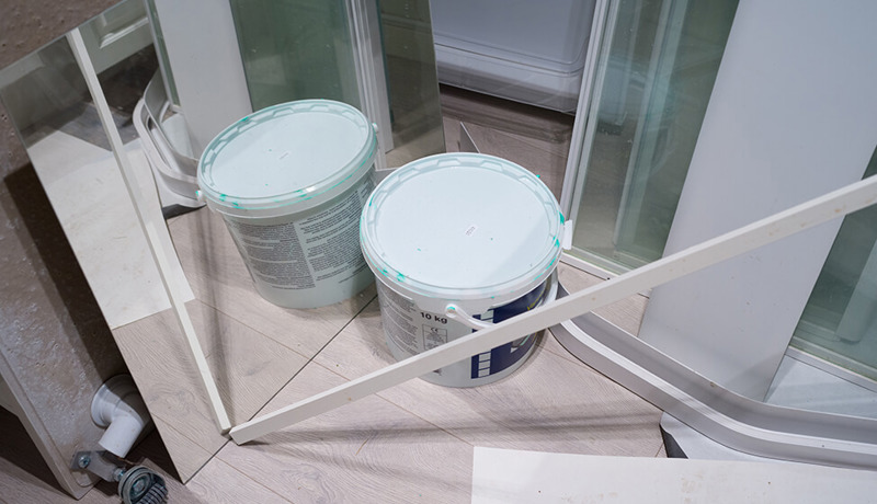 Oppussing av bad med litt avfall og malingsspann