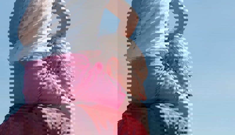 Bestefar med barnebarn på skuldrene