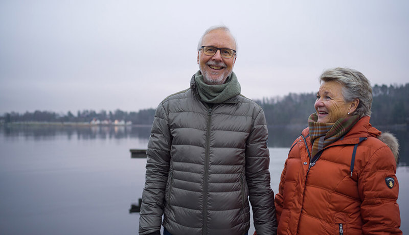 Et eldre par er ute ved et vann og ser lykkelige ut
