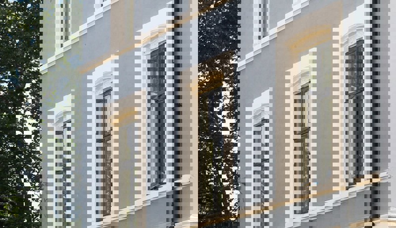 En boligblokk med tre vinduer