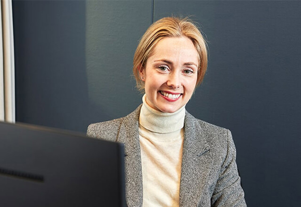 Kvinnelig advokat smiler