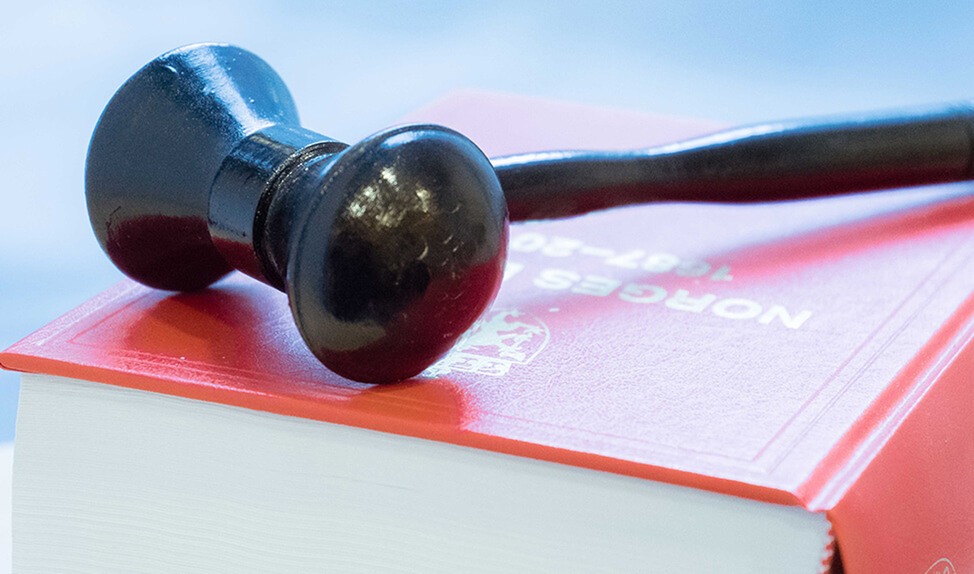 Norges lover boken med og en hammer