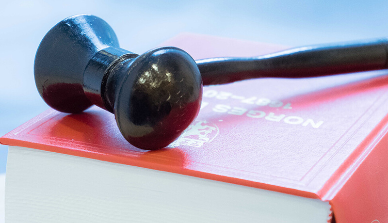 Norges lover boken med og en hammer