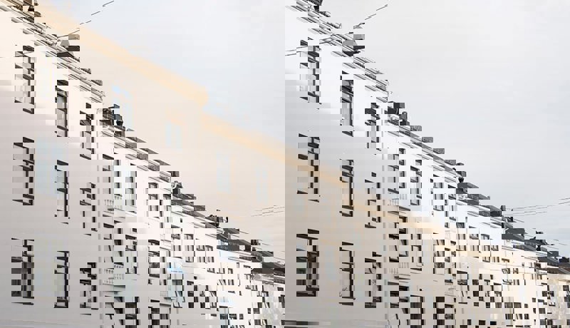 En boligblokk med vinduer