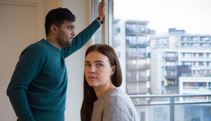 Et par ser hver sin vei og begge virker tankefulle