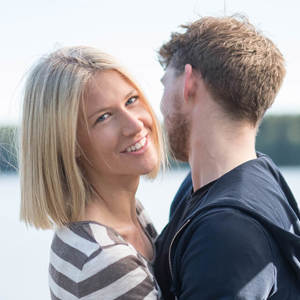 Bilde av et ungt par som ser lykkelige ut