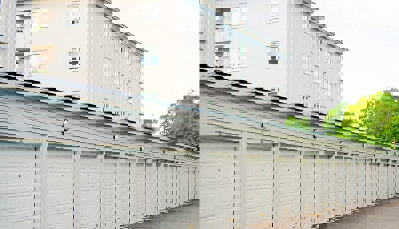 En felles garasjeseksjon med mange garasjer