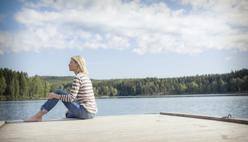 Kvinne på brygge