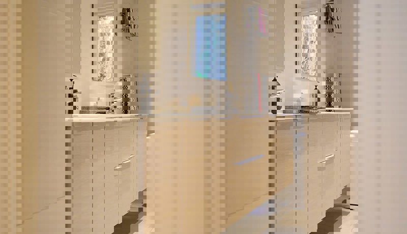 Moderne bad med dobbeltservant