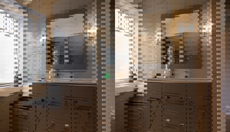 Et moderne bad med dobbeltservant og speil