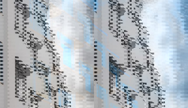 Boligbygg med vinduer og verandaer