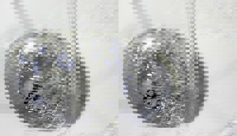 Dusj sluk med rennende vann