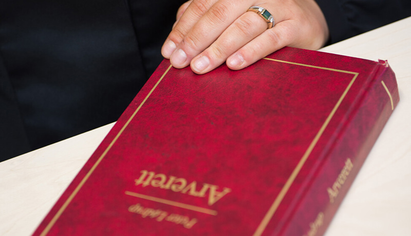 En advokat holder på en bok om "arverett"