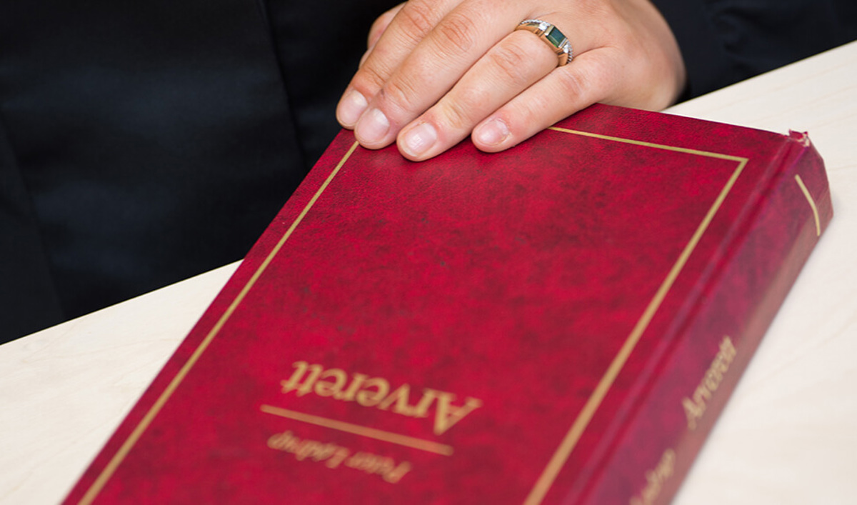 En advokat holder på en bok om "arverett"