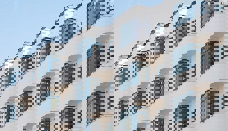 Boligbygg med vinduer og verandaer