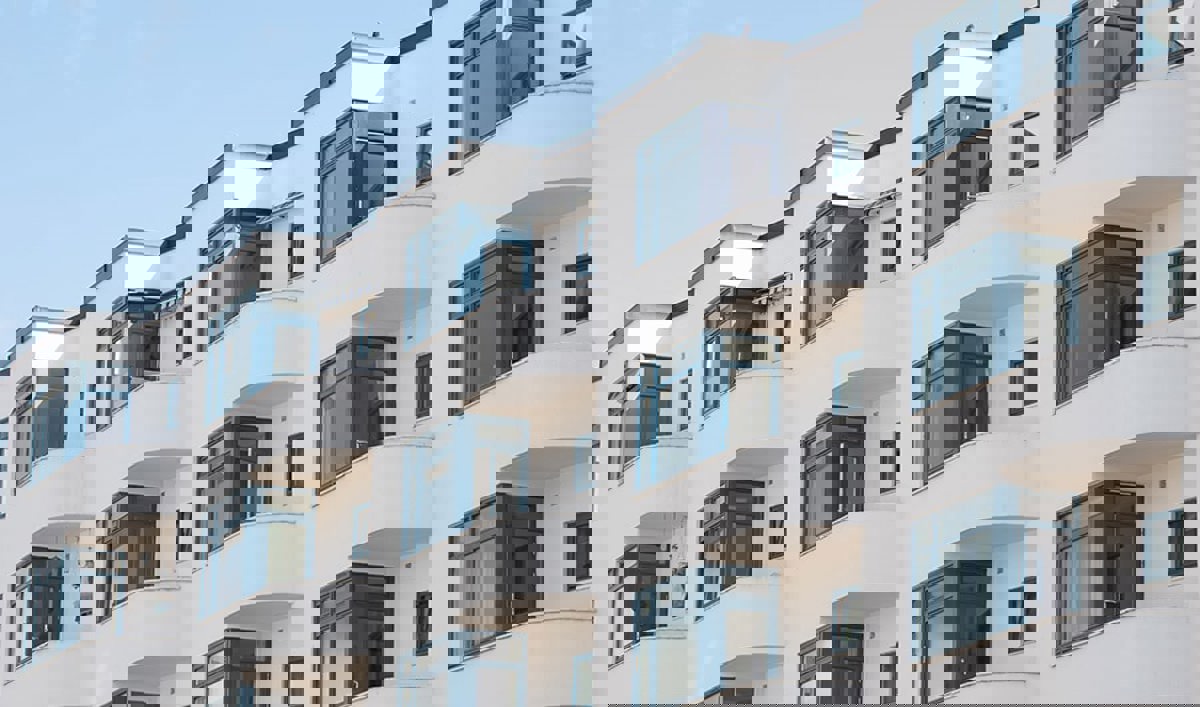 Boligbygg med vinduer og verandaer