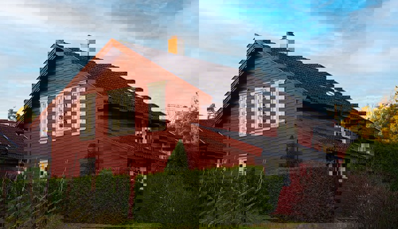 Et rødt hus med hvite vinduer