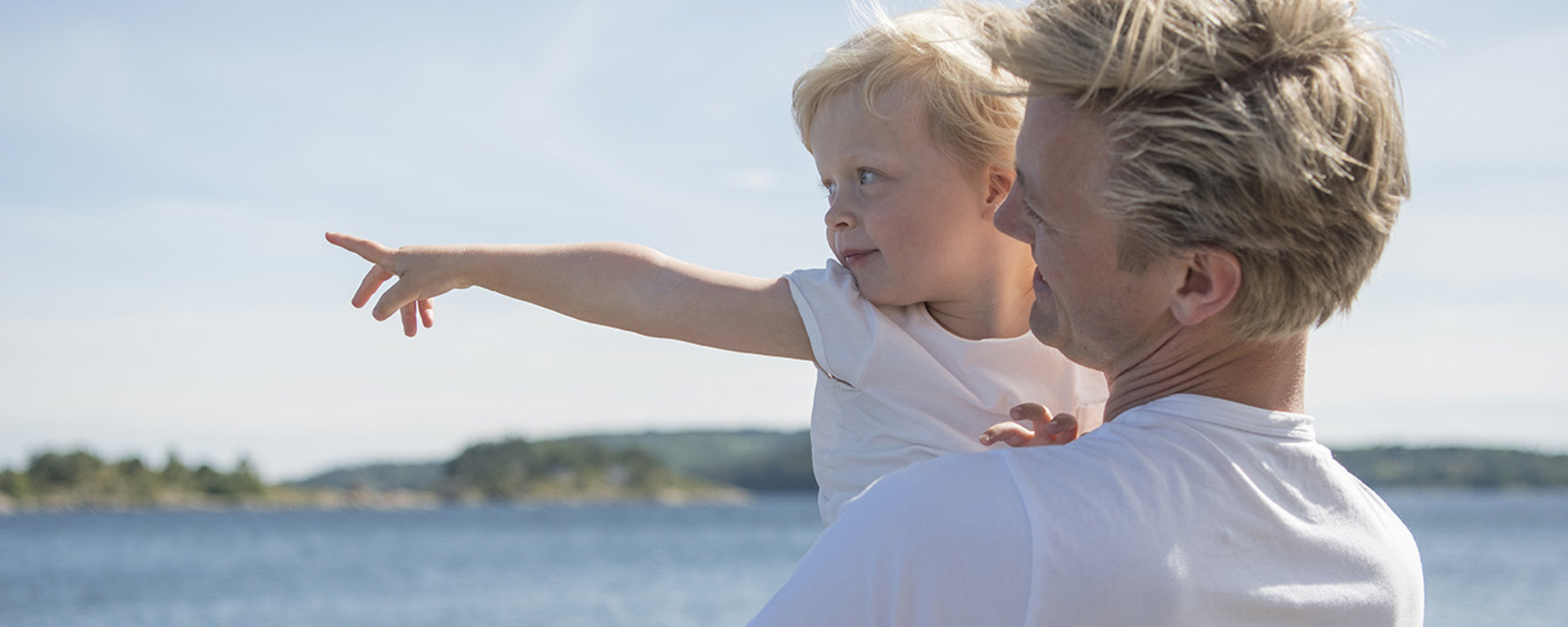 Far holder barn som peker